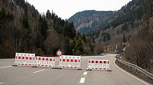 Ein Felsbrocken über dem Hirschsprung erfordert eine Vollsperrung der B 31 und Höllentalbahn. Bild: Gerold Bächle