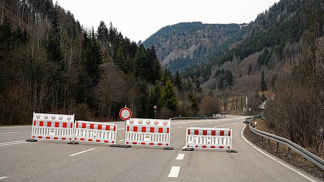 Ein Felsbrocken über dem Hirschsprung erfordert eine Vollsperrung der B 31 und Höllentalbahn. Bild: Gerold Bächle