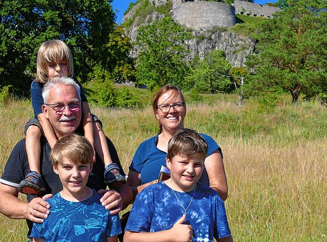 Familie Bossenmaier, Vater Markus mit Benedikt auf den Schultern und Mutter Sandra mit Falko (v.li.) und Hansi bei der Lauschtour um die ...