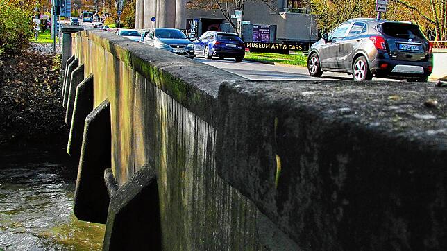 Über die teuerste Brücke der Welt &ndash; die Scheffelbrücke an der Aach &ndash; führt eine vielbefahrene Zufahrtsstraße nach Singen. ...