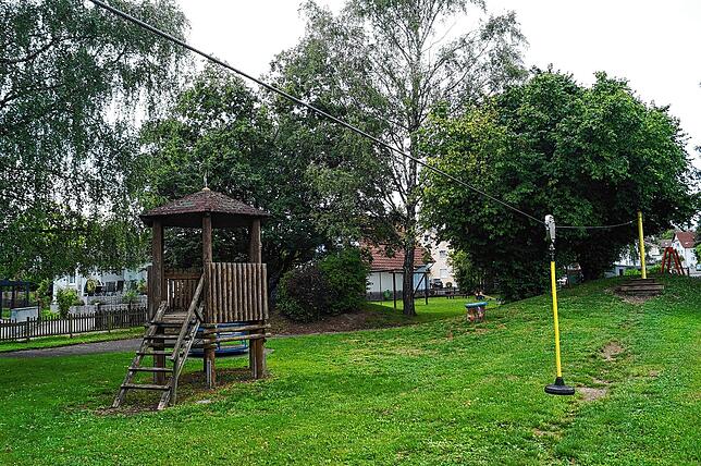 Einen ganz besonderen Spielplatz unter schattenspendenden Bäumen mit jede Menge Spielmöglichkeiten bietet die kleinste Gemeinde ihren ...