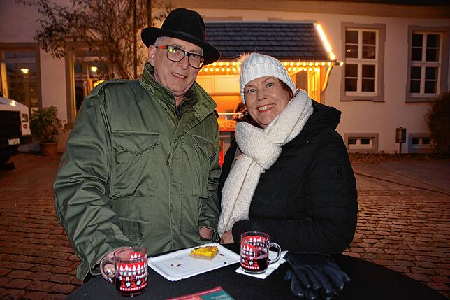 Klaus und Elke Schultz sind aus Markdorf nach Meersburg gekommen, um zu schauen, was auf dem Winterfestival auf dem Schlossplatz geboten ...
