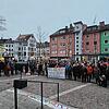 An einer Kundgebung in der Friedrichshafener Innenstadt haben am Samstagabend etwa 200 Menschen teilgenommen. Sie protestierten gegen ...