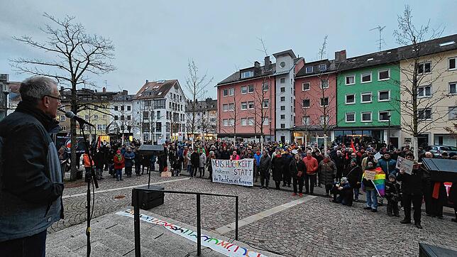 An einer Kundgebung in der Friedrichshafener Innenstadt haben am Samstagabend etwa 200 Menschen teilgenommen. Sie protestierten gegen ...