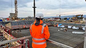 Selina Sprunk blick auf die B33-Baustelle vor dem Ortseingang Allensbach. Dort entsteht das Betriebsgebäude für den Tunnel Röhrenberg.