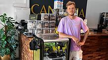 Christopher Ölberg freut sich, dass die Grow Company die Lizenz zum Anbau von Cannabis hat.