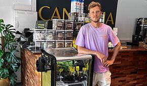 Christopher Ölberg freut sich, dass die Grow Company die Lizenz zum Anbau von Cannabis hat.