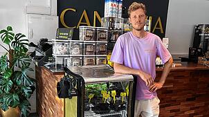 Christopher Ölberg freut sich, dass die Grow Company die Lizenz zum Anbau von Cannabis hat.