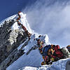 Ein Foto, das um die Welt geht: Vergangenen Mai kletterten Hunderte Bergsteiger, wie an einer Kette gezogen, den Mount Everest hinauf. ...