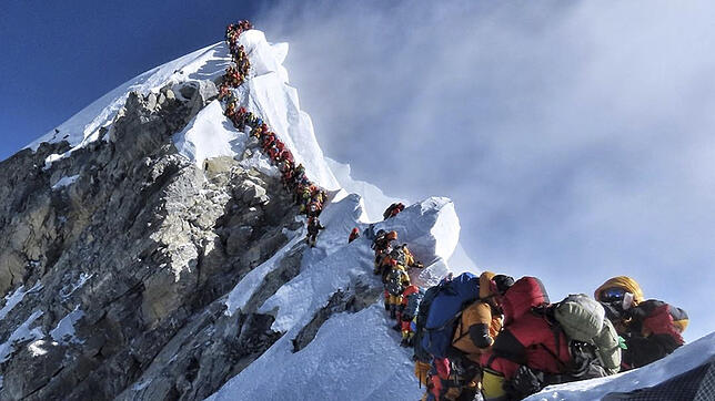 Ein Foto, das um die Welt geht: Vergangenen Mai kletterten Hunderte Bergsteiger, wie an einer Kette gezogen, den Mount Everest hinauf. ...