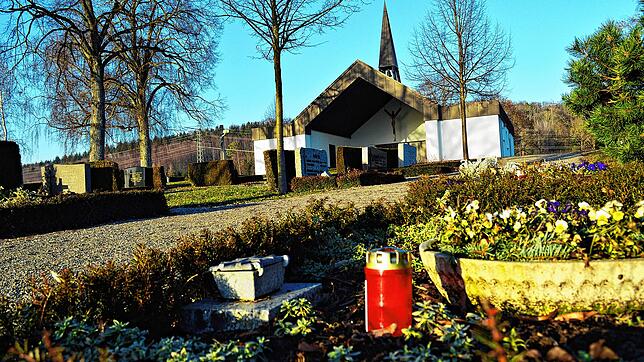 Dieses Bild zeigt den Friedhof in Salem-Leutkirch. Stirbt ein Mensch ohne Angehörige und hat keine Vorbereitungen getroffen, sind es ...