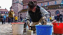 Gunter Demnig verlegt den Stolperstein für Ewald Huth vor dessen letzter Wohnadresse in der Kanzleigasse 8 am Münsterplatz. 70 Bürger ...