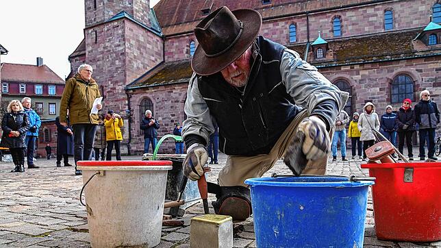 Gunter Demnig verlegt den Stolperstein für Ewald Huth vor dessen letzter Wohnadresse in der Kanzleigasse 8 am Münsterplatz. 70 Bürger ...