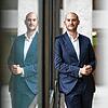 Danyal Bayaz (Bündnis 90/Die Grünen), Finanzminister von Baden-Württemberg, steht im Foyer des Landtags.