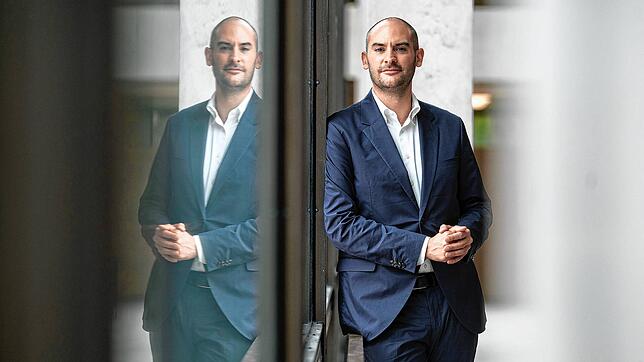 Danyal Bayaz (Bündnis 90/Die Grünen), Finanzminister von Baden-Württemberg, steht im Foyer des Landtags.
