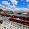 Die Ladenzeile am Bahnhof soll künftig abgerissen und durch einen Neubau mit Fahrradparkhaus ersetzt werden.