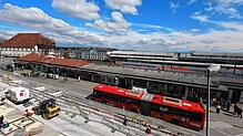 Die Ladenzeile am Bahnhof soll künftig abgerissen und durch einen Neubau mit Fahrradparkhaus ersetzt werden.