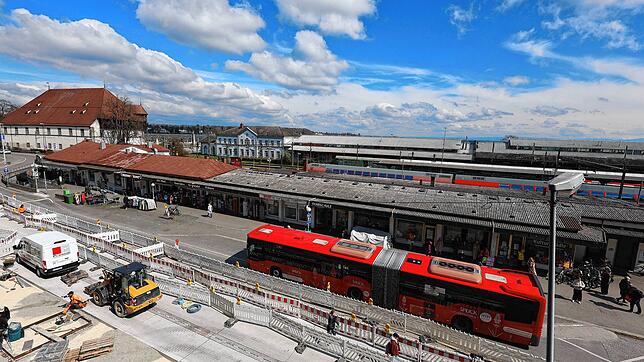 Die Ladenzeile am Bahnhof soll künftig abgerissen und durch einen Neubau mit Fahrradparkhaus ersetzt werden.