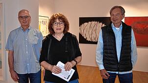 Bernhard und Christiane Oßwald sowie Peter Neumann (von links) laden zur Jubiläumsausstellung des Markdorfer Kunstvereins ein. In der ...