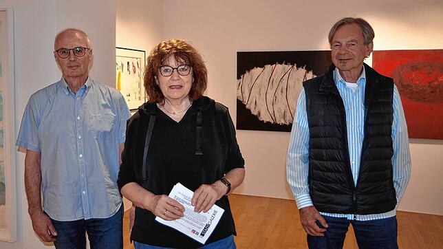 Bernhard und Christiane Oßwald sowie Peter Neumann (von links) laden zur Jubiläumsausstellung des Markdorfer Kunstvereins ein. In der ...