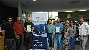 Die Partnerschaft zwischen dem Gewerbeverein Teuringer Wirtschaft und der Realschule Ailingen ist besiegelt (von links): Robert Keller, ...