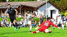 Alexander Ruhl (links) im Duell gegen Charlie Beierer, den Torwart des FC Böhringen.