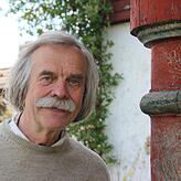 Bild 1: Peter Lenks neueste Skulptur: Wer da wohl drunter steckt?