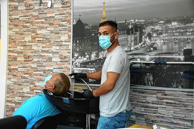 Gökhan Altintermin wascht Alex Urban die Haare – erst danach greift er zur Schere. So soll es sein.