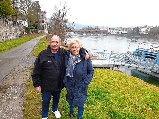 Paul Muser im Februar 2022 am Rhein bei Bad Säckingen unterhalb der Holzbrücke: Hier zeigt er seiner Ehefrau Elfie, wo er vor 62 Jahren ...