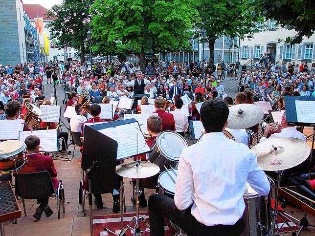 Das Jugendblasorchester begeistert rund 700 Besucher auf dem Marktplatz beim Galakonzert am Hausherrensamstag.