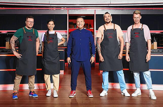 Die Kochshow-Kandidaten Jari, Kim, Christian und Robin (von links) mit ihrem Teamchef und Juror Tim Raue (Mitte). Bild: Sat.1/Jens Hartmann