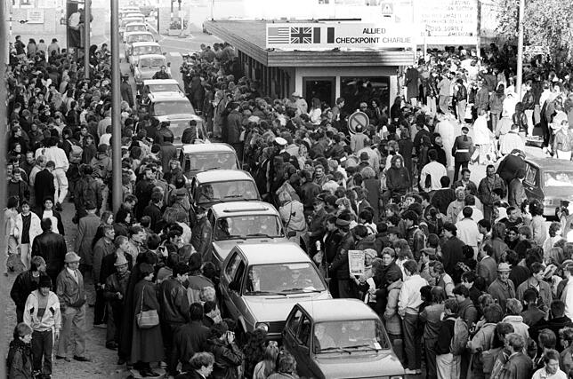 Stau am Checkpoint Charlie in Berlin am 10. November 1989. Nach der Freude über die neue Freiheit kam die Überzeugung: „Wir sind ...