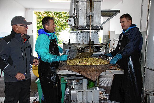 Meistens arbeitet das Team der Gemeinde-Mosterei in Vilsingen zu dritt. Im Bild: (von links): Karl-Anton Stroppel, Thomas Klein und ...