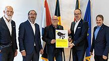 Die beiden Geschäftsführer der Stadtwerke Konstanz GmbH, Norbert Reuter und Gordon Appel, Oberbürgermeister Uli Burchardt und Philipp ...