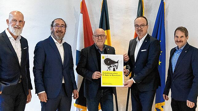 Die beiden Geschäftsführer der Stadtwerke Konstanz GmbH, Norbert Reuter und Gordon Appel, Oberbürgermeister Uli Burchardt und Philipp ...