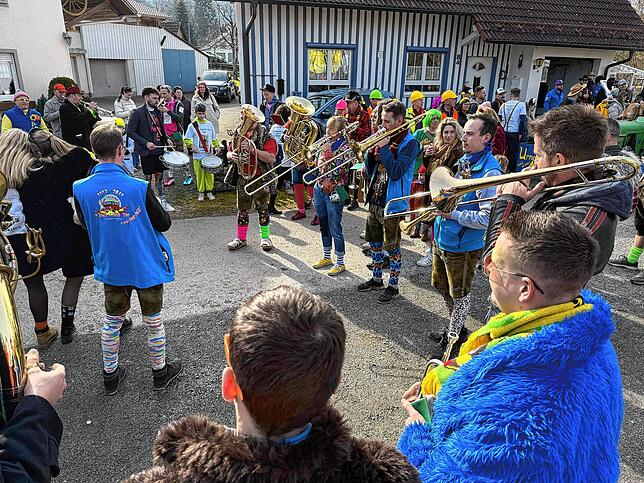 Bild 6: Die schönsten Bilder: Urnauer Fasnet mit politischer Botschaft
