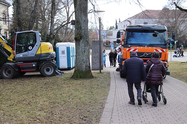 Selbst die Fuß- und Radwege in der Grünanlage am Benediktinerring sind mit schwerem Gerät zugestellt.