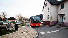 Die Buslinie 100 ist mit dem Fahrplanwechsel Geschichte. Doch auch die Busse der neuen Linie 111 halten an der Bushaltestelle „Kirche“ ...