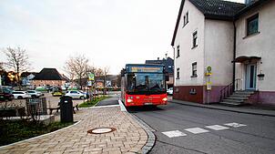 Die Buslinie 100 ist mit dem Fahrplanwechsel Geschichte. Doch auch die Busse der neuen Linie 111 halten an der Bushaltestelle „Kirche“ ...
