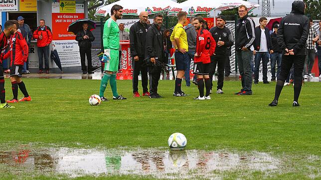 Spielabsage beim SV Buch: Wegen der schlechten Platzverhältnisse fällt das für Sonntag vorgesehene Heimspiel gegen den SV Jestetten aus. ...