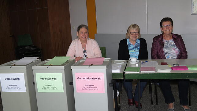 Blick ins Kirchdorfer Wahlbüro am Sonntagvormittag: Dort sind die Wahlhelferinnen (von links) Andrea Vogel, Angelika Fürderer und ...