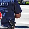 Bei rechtzeitigen Zeugenhinweisen kann die Polizei Raser aus dem Verkehr ziehen, wie auf der B33 geschehen. Bild: Topic