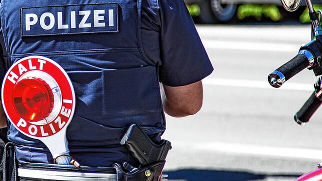 Bei rechtzeitigen Zeugenhinweisen kann die Polizei Raser aus dem Verkehr ziehen, wie auf der B33 geschehen. Bild: Topic
