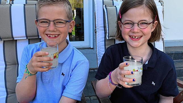Ida und Henrik Hansen genießen am Montagnachmittag ihre Grapefruit-Limonade. Am Samstag bescherte ihnen dieses säurehaltige Getränk ...