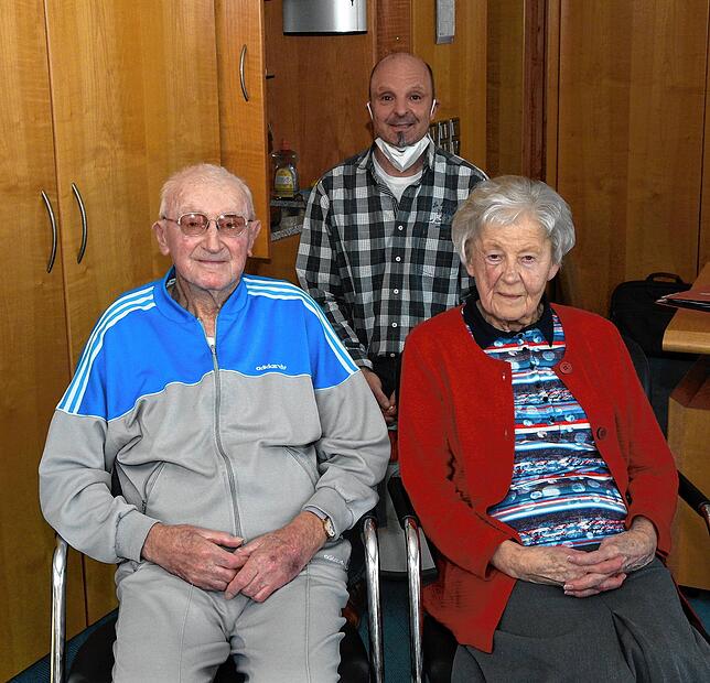 Die Bewohner der Seniorenresidenz Erhard Kaiser und Elisabeth Schlosser und der Leiter der Einrichtung, Uwe Fritz (Mitte), haben eine ...