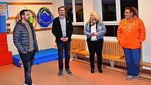 Hauptamtsleiter Daniel Schweizer (Mitte) übernahm die Führung des Gemeinderats durch den Heudorfer Kindergarten Gänseblümchen. Petra ...