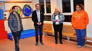 Hauptamtsleiter Daniel Schweizer (Mitte) übernahm die Führung des Gemeinderats durch den Heudorfer Kindergarten Gänseblümchen. Petra ...