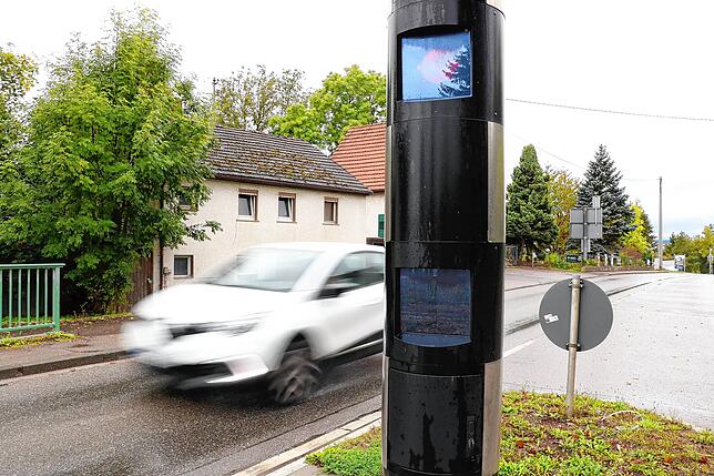 Diese Blitzersäule ist an der alten Bundesstraße in Pfohren installiert.