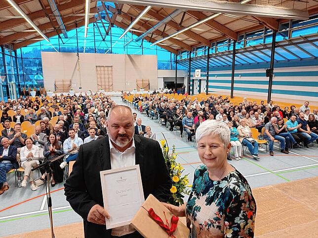 17 Schwenninger Vereine und Gruppen danken ihrer Bürgermeisterin. Werner Scheuble (links) überreicht ihr zum Dank und Abschied drei ...