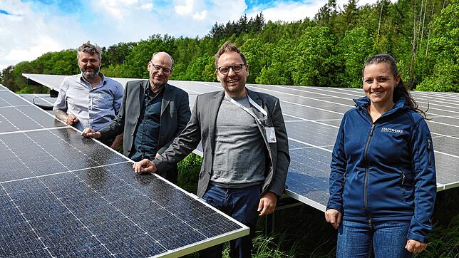 Partner an einem besonderen Ort (von links): Peter Unger (Abteilungsleiter Photovoltaik) und Solarcomplex-Geschäftsführer Bene Müller ...